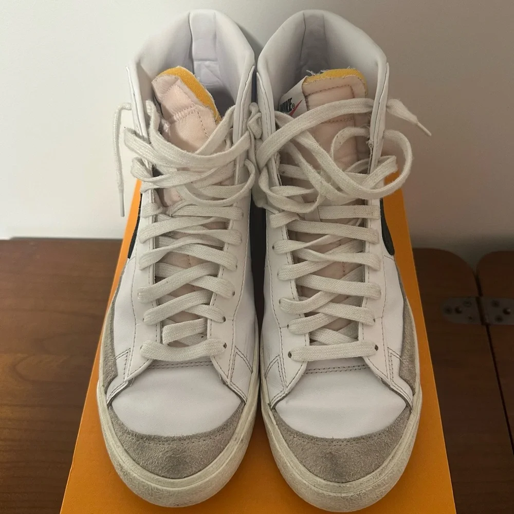 Nike Blazer Mid '77 White and Black Size US Men's 10.5 / Women's 12
